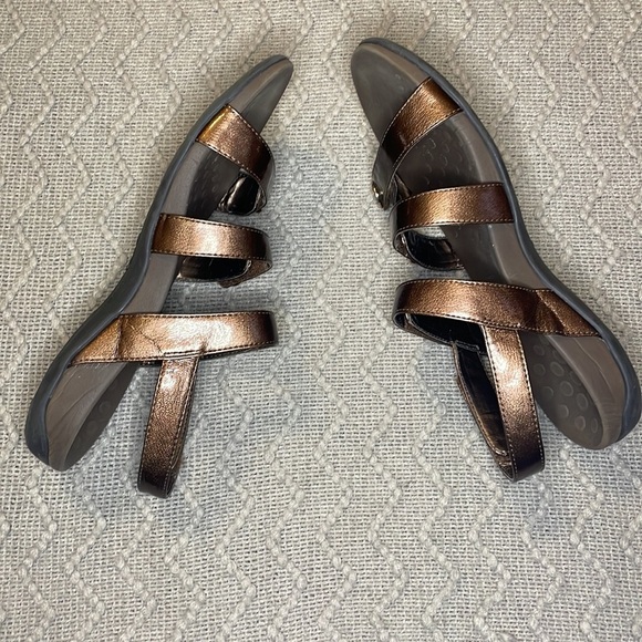🎉HP🎉 Vionic Orthaheel Cathy Triple Strap Bronze Sandals - Picture 5 of 10